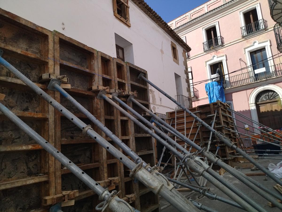 Los puntales y los cajones de metal que sostienen la fachada