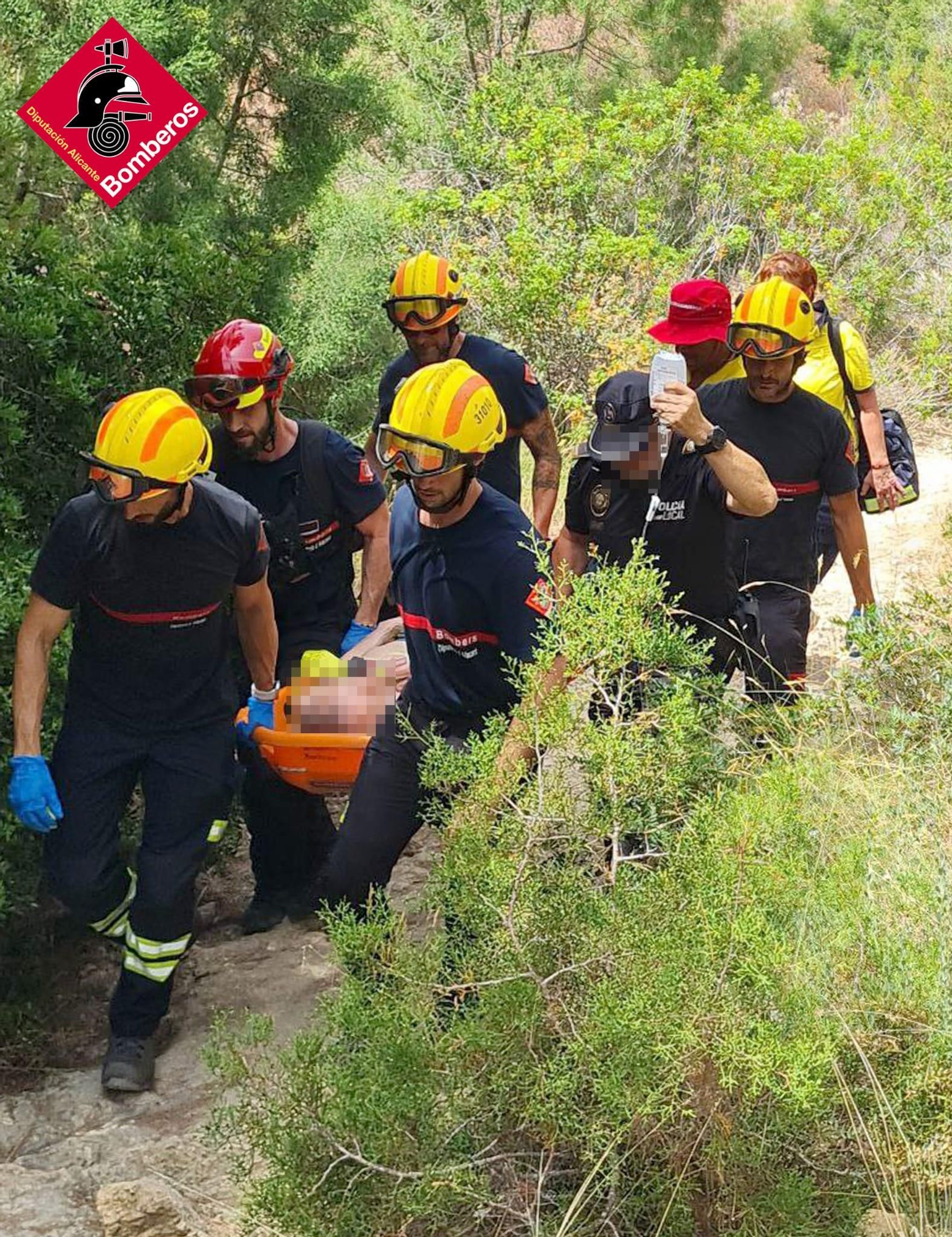 El rescate un bañista tras desvanecerse en la Cala de la Almadrava, en imágenes