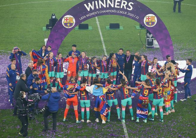 El clásico círculo de todo el equipo y Laporta llegando con el cava para celebrarlo