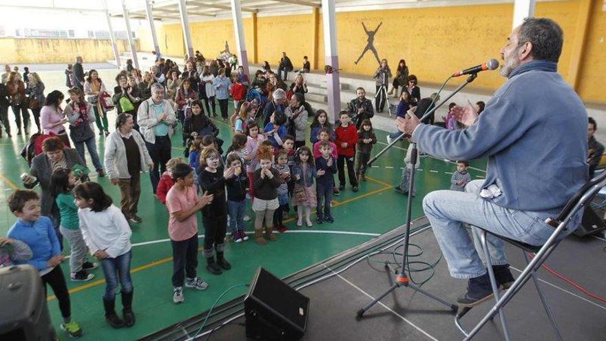 Chus Pedro, ayer, durante su actuación en las Escuelas Blancas. | luisma murias