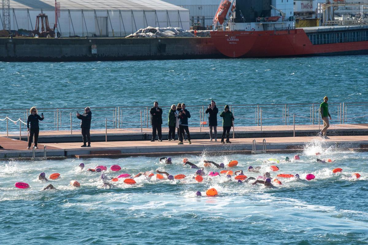 A Coruña desafía al frío y al mar para visibilizar la ELA