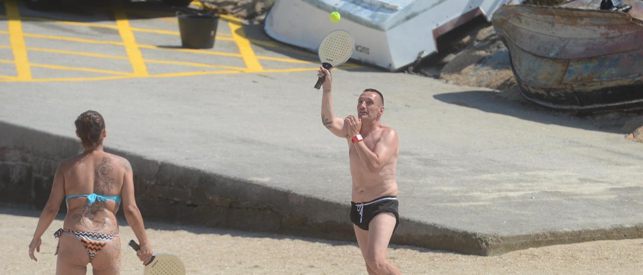 La presentación de los bañadores se realizó en la playa urbana de Confín.