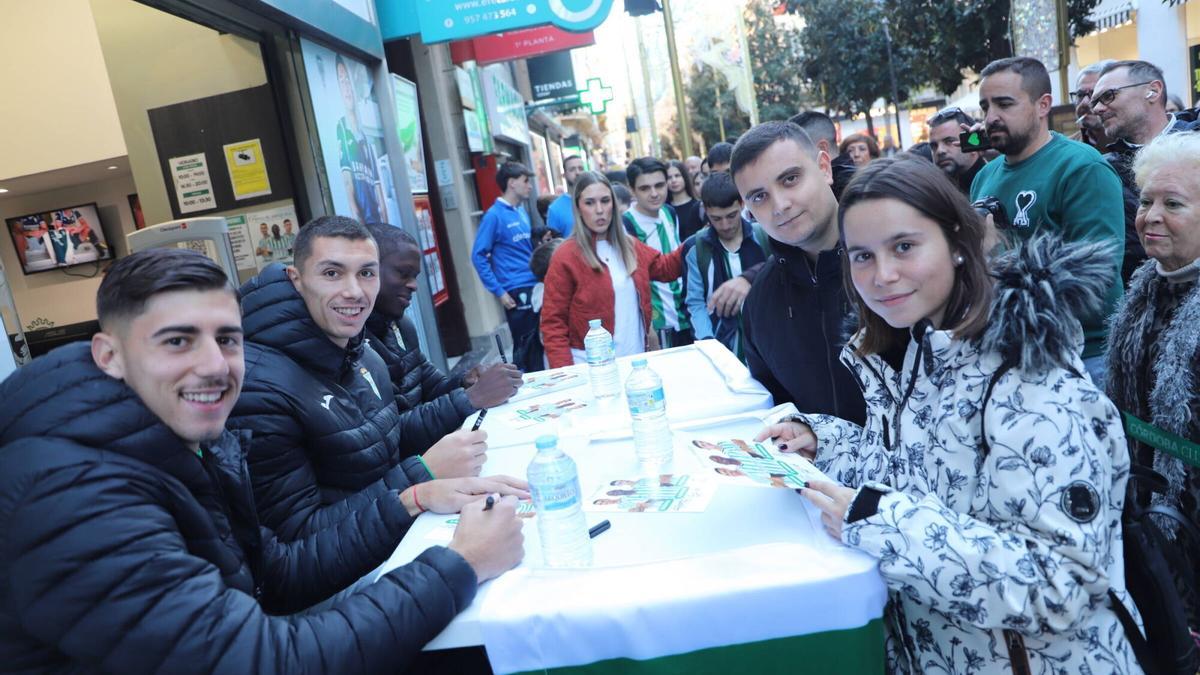 Fuentes, entre Requena y Fomeyem, este miércoles, firmando autógrafos en la tienda oficial del Córdoba CF.