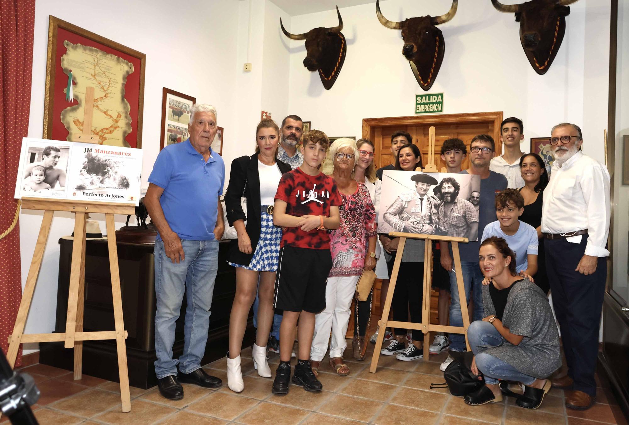 Inauguración de la exposición fotográfica de Manzanares(padre) con la cámara de Perfecto Arjones