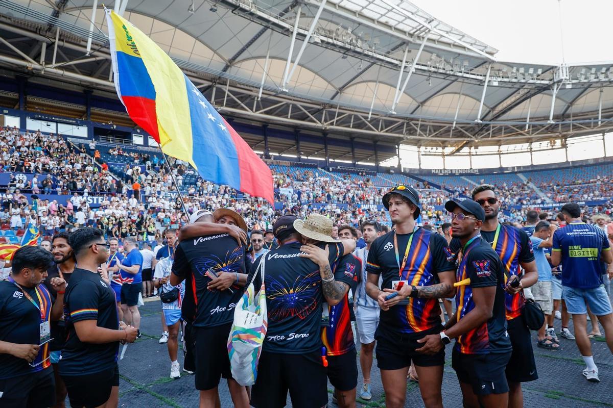 Emotivo minuto de silencio por el terremoto en Venezuela en los Gay Games de València