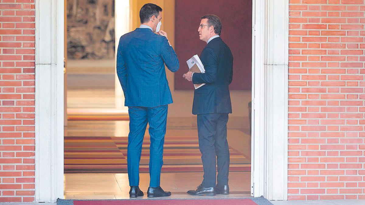 El jefe del Ejecutivo, Pedro Sánchez, y el nuevo presidente del PP, Alberto Núñez Feijóo, en la reunión que mantuvieron el jueves en La Moncloa.