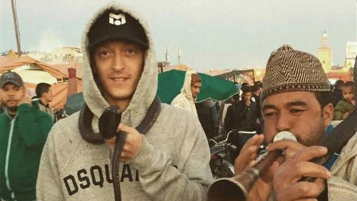 Özil se fotografió con una cobra al cuello en la plaza de Yemaa el Fna de Marrakech