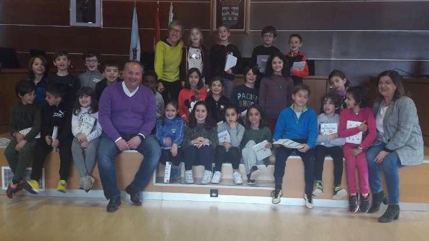 Alumnos de Andaina, con el alcalde y la edil de Educación.