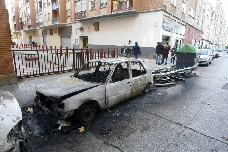 Siete contenedores y cuatro coches quemados en Las Fuentes