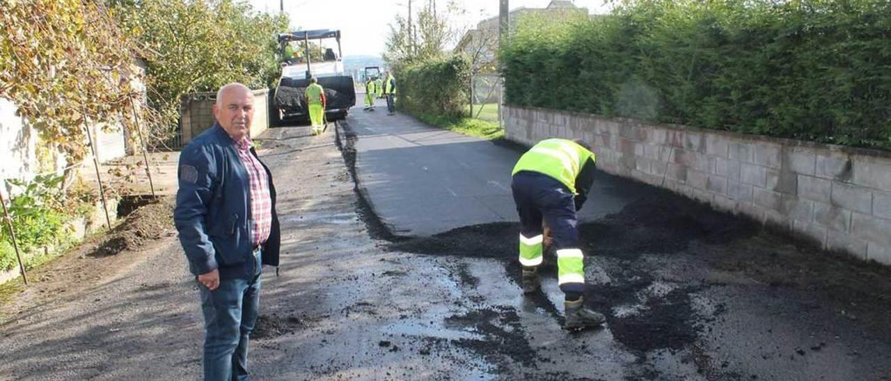 Javier Villanueva, supervisando ayer los trabajos de los operarios en Los Campos.