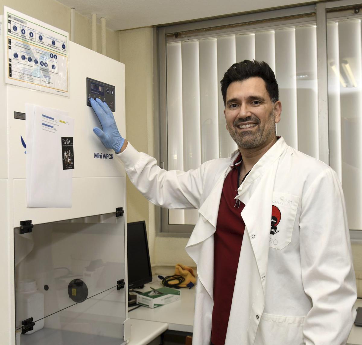 El catedrático e investigador de la UMU Francisco E. Nicolás, en el laboratorio.