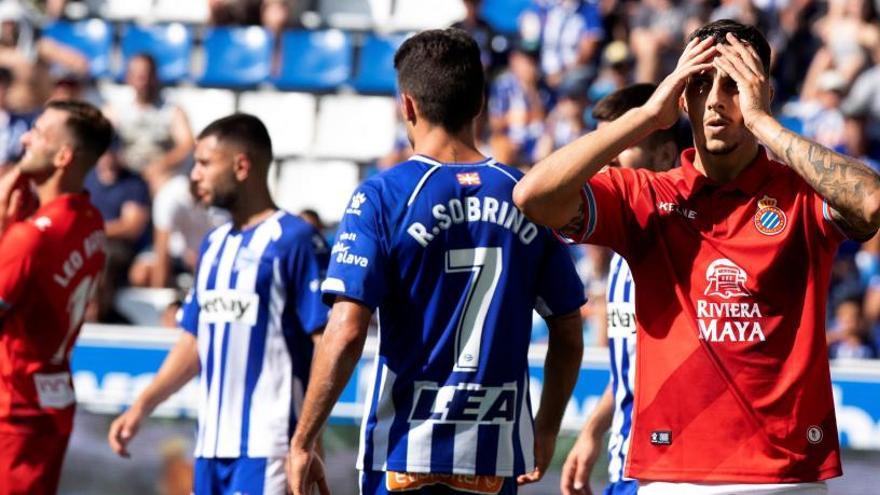 Mario Hermoso (d), se lamenta tras fallar un tiro ante el Alavés.