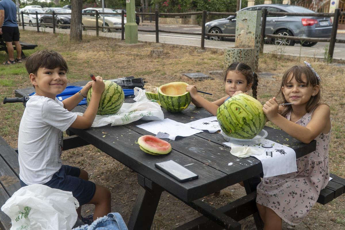 Niños realizando su 'farolet' en la 'nit dels farolets'
