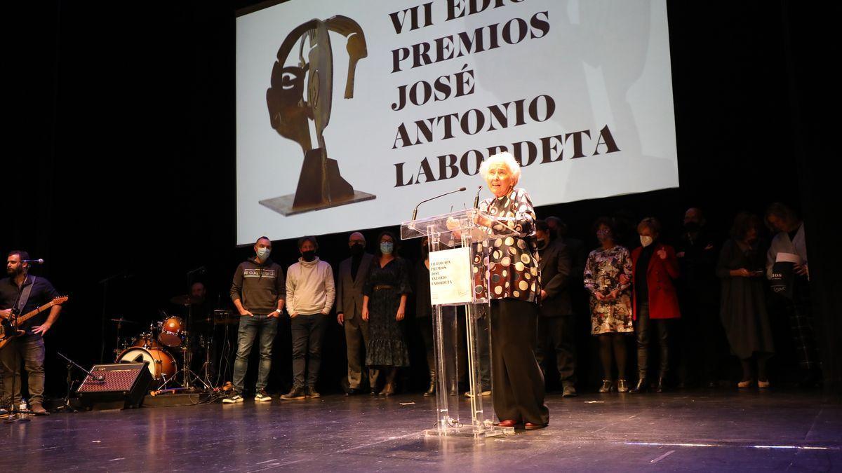 Juana de Grandes, presidenta de la Fundación y viuda de Labordeta, durante los últimos premios que llevan el nombre del cantautor. / ÁNGEL DE CASTRO