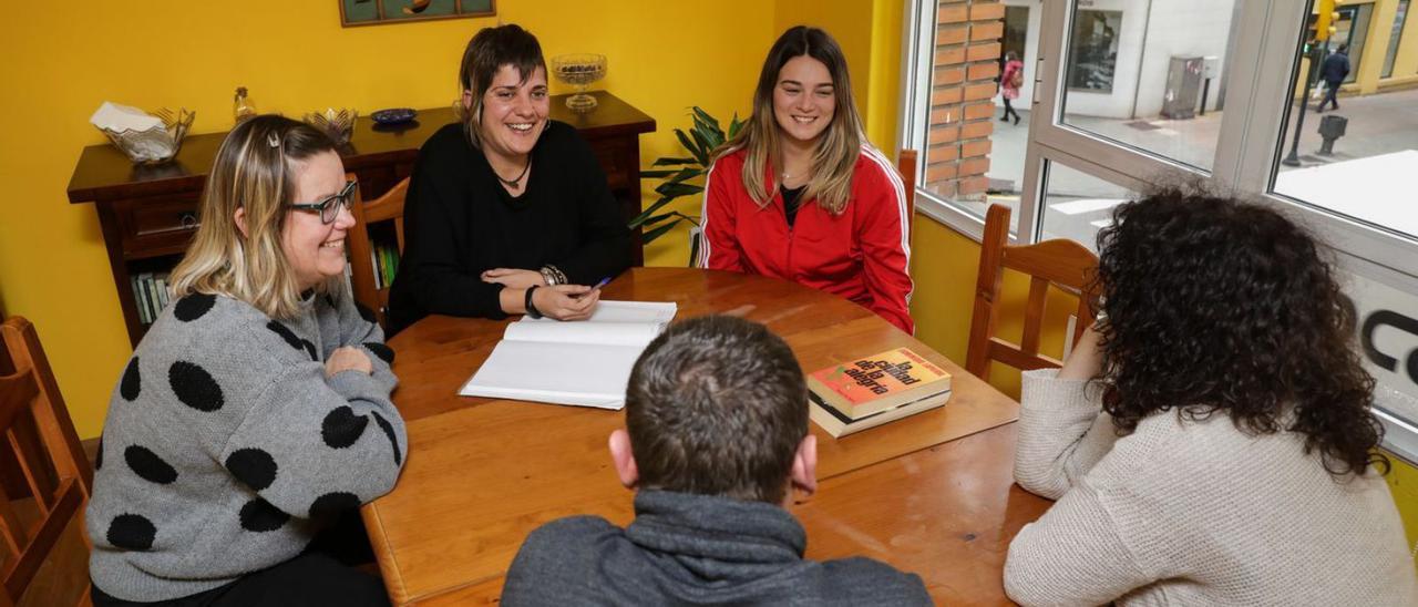 Por la izquierda, Mercedes García, Cristina Díez y Arantza Martín, con dos usuarios del piso.