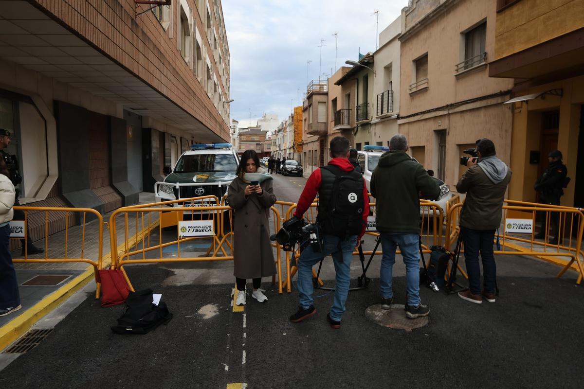 Gritos y mucha tensión al pasar el vehículo con el detenido por delante de la casa del niño asesinado en Sueca