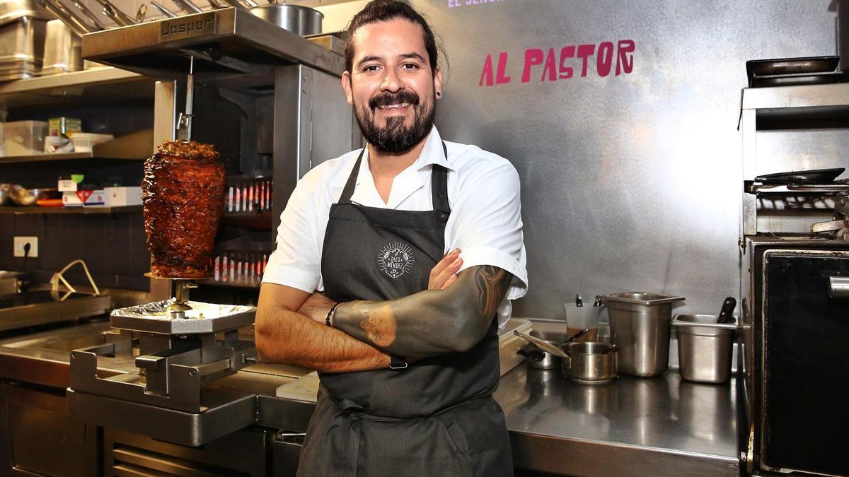 Paco Méndez, ante el trompo de Taco Méndez.