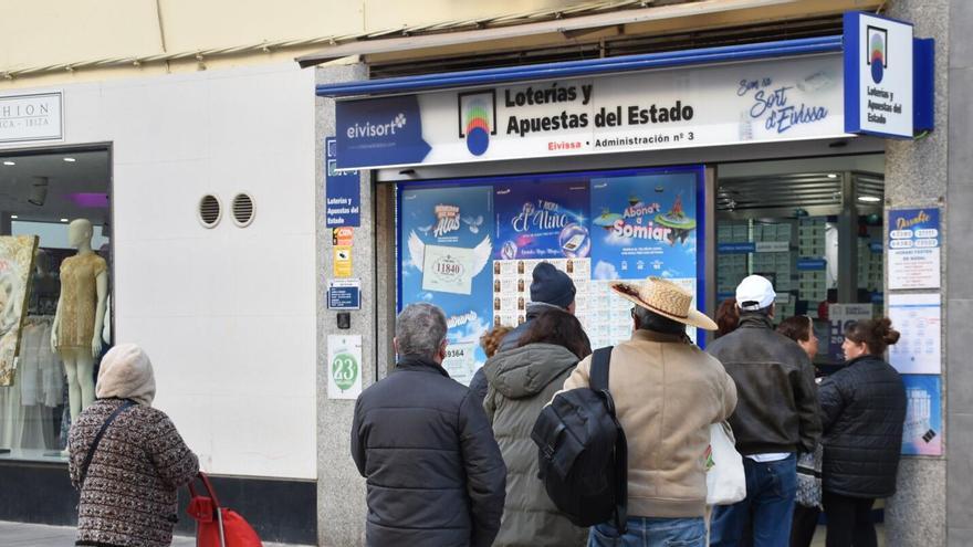 Cola frente a la administración número 3 de Isidor Macabich en Ibiza.