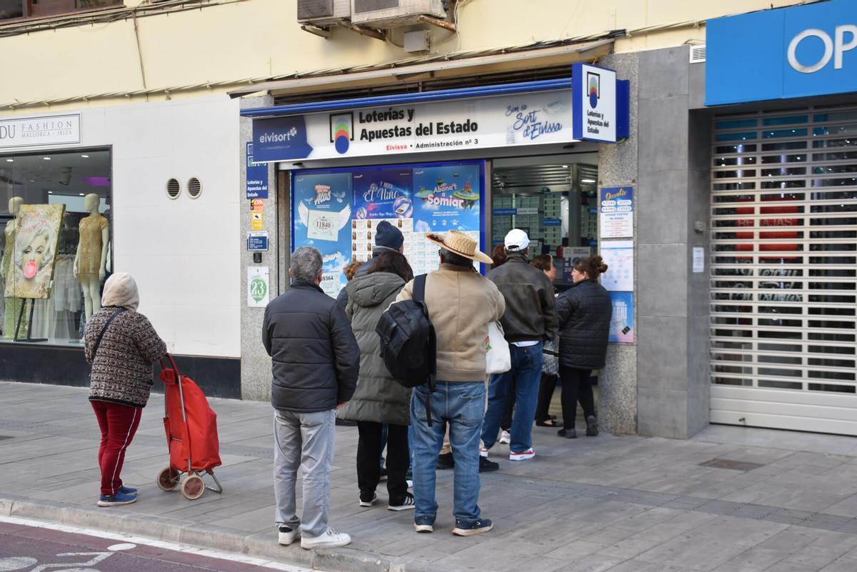 Cola frente a la administración número 3 de Isidor Macabich en Ibiza.