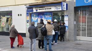 Cola frente a la administración número 3 de Isidor Macabich en Ibiza.