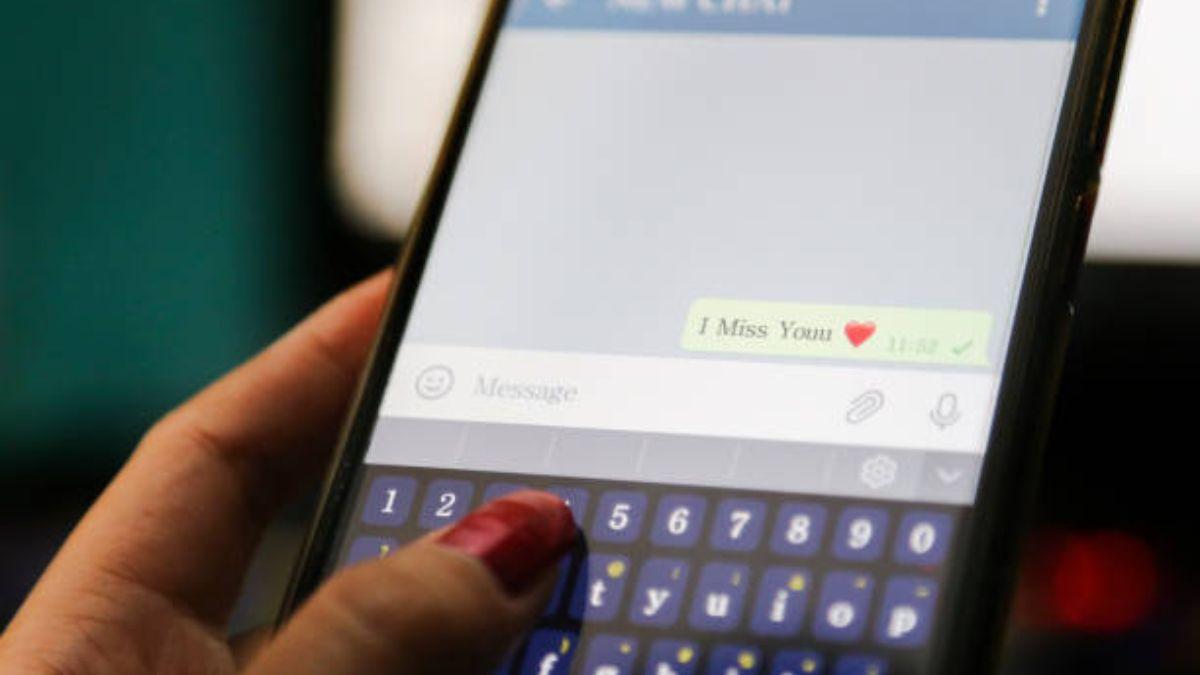 Una persona recibiendo un mensaje