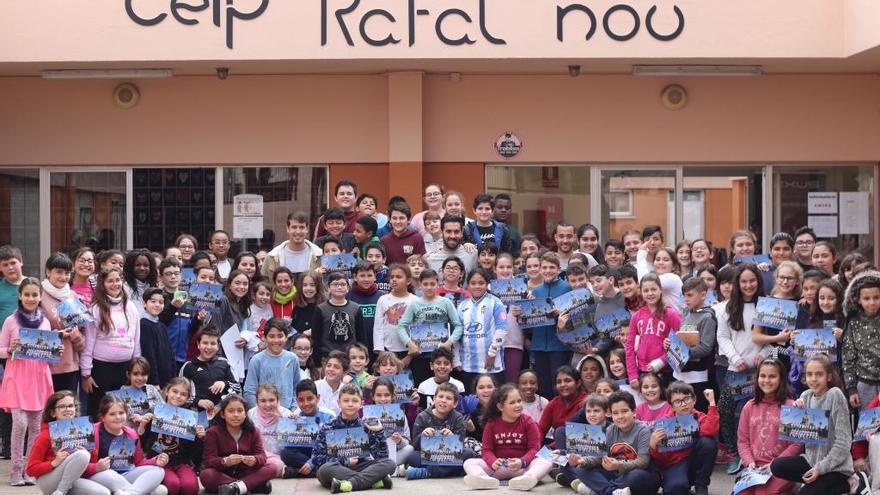 Ortiz, Adri y Rovirola, con los alumnos del Colegio Rafal Nou