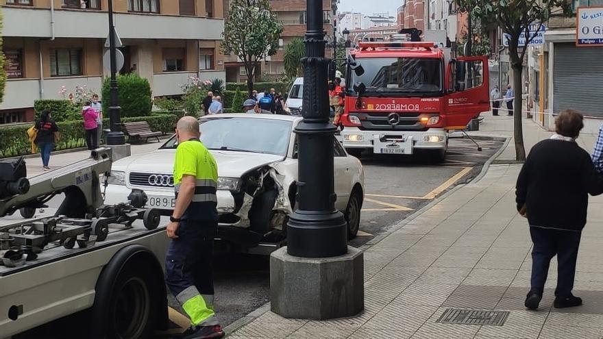 La grúa retirando el vehículo accidentado en el Cristo.