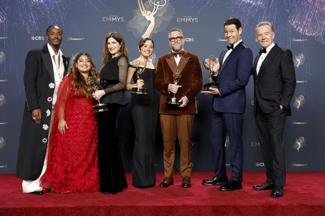 LOS ANGELES (United States), 15/09/2025.- (L-R) Dewayne Perkins, Keyla Monterroso Mejia, Kathryn Hahn,Chase Sui Wonders, Seth Rogen, Ike Barinholtz, and Bryan Cranston, winners of the award for outstanding comedy series for The Studio, pose in the press room during the 77th annual Emmy Awards ceremony held at the Peacock Theater in Los Angeles, California, USA, 14 September 2025. The Emmys celebrate excellence in national primetime television programming. EFE/EPA/CAROLINE BREHMAN