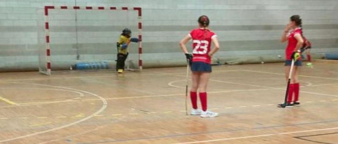 Un cubo para recoger el agua de las goteras en el pabellón de El Llano durante el campeonato.