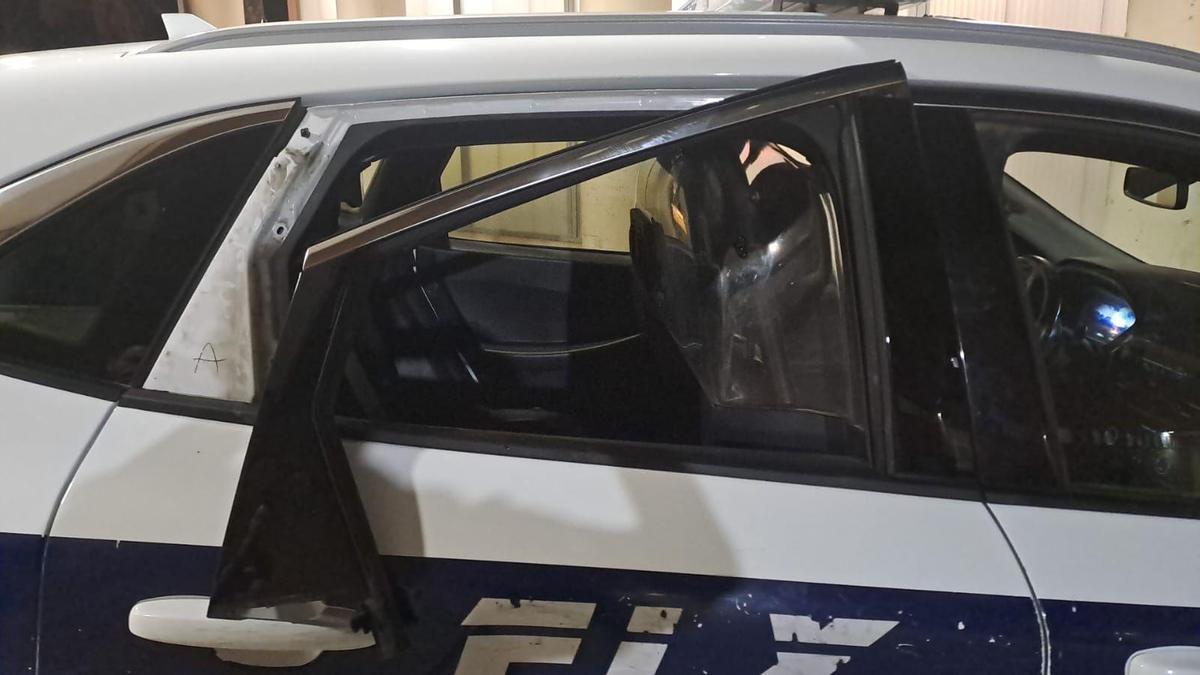Aspecto que presentaba la puerta de uno de los dos vehículos de la Policía Local de Elche