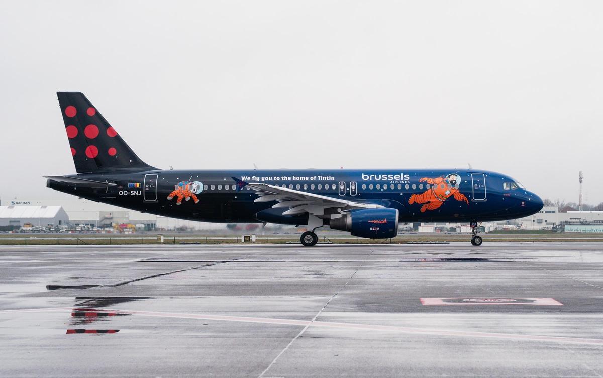 El avión 'Gravity', con Milú y el capitán Haddock en su flanco derecho, preparado para despegar.