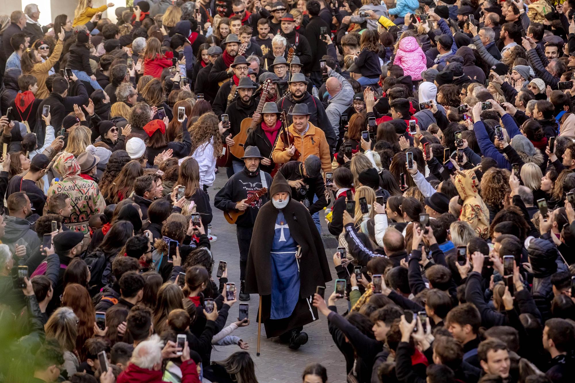 Sant Antoni 2023: Baile de los 'dimonis' en el ayuntamiento de Manacor