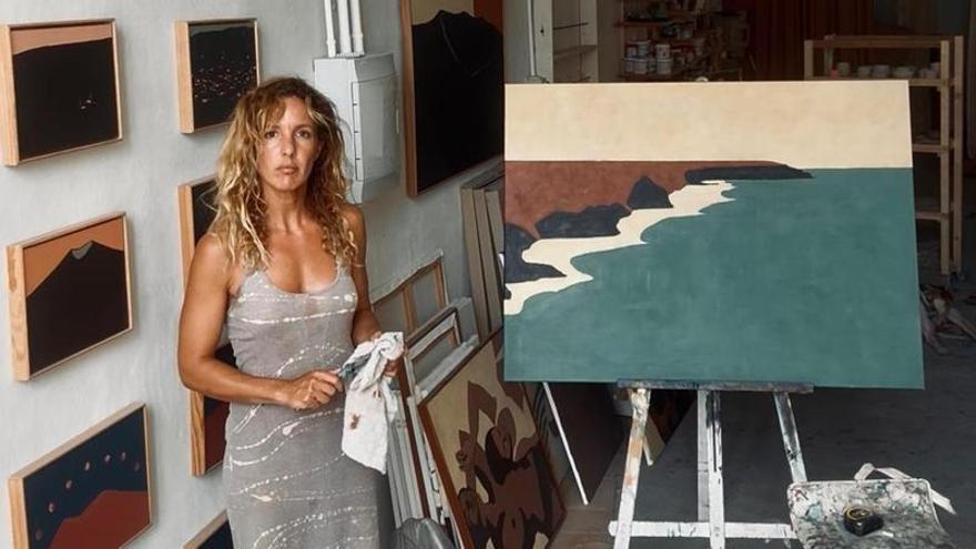 Greta Chicheri, la artista de A Coruña que llevó su pintura a Cannes de la mano de Sorogoyen: "Estoy feliz y no me lo creo"