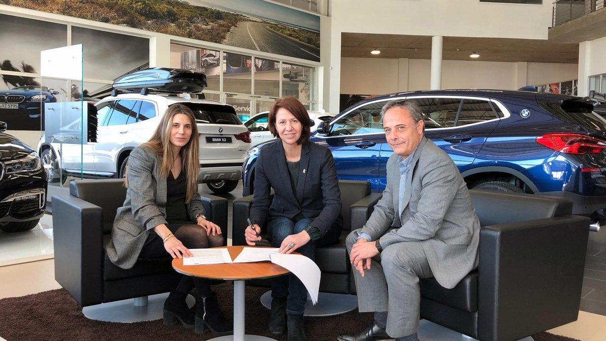 Cristina Martín (Izquierda) firma el convenio con Marta Madrenas y Carles Ribas, regidor de cultura.