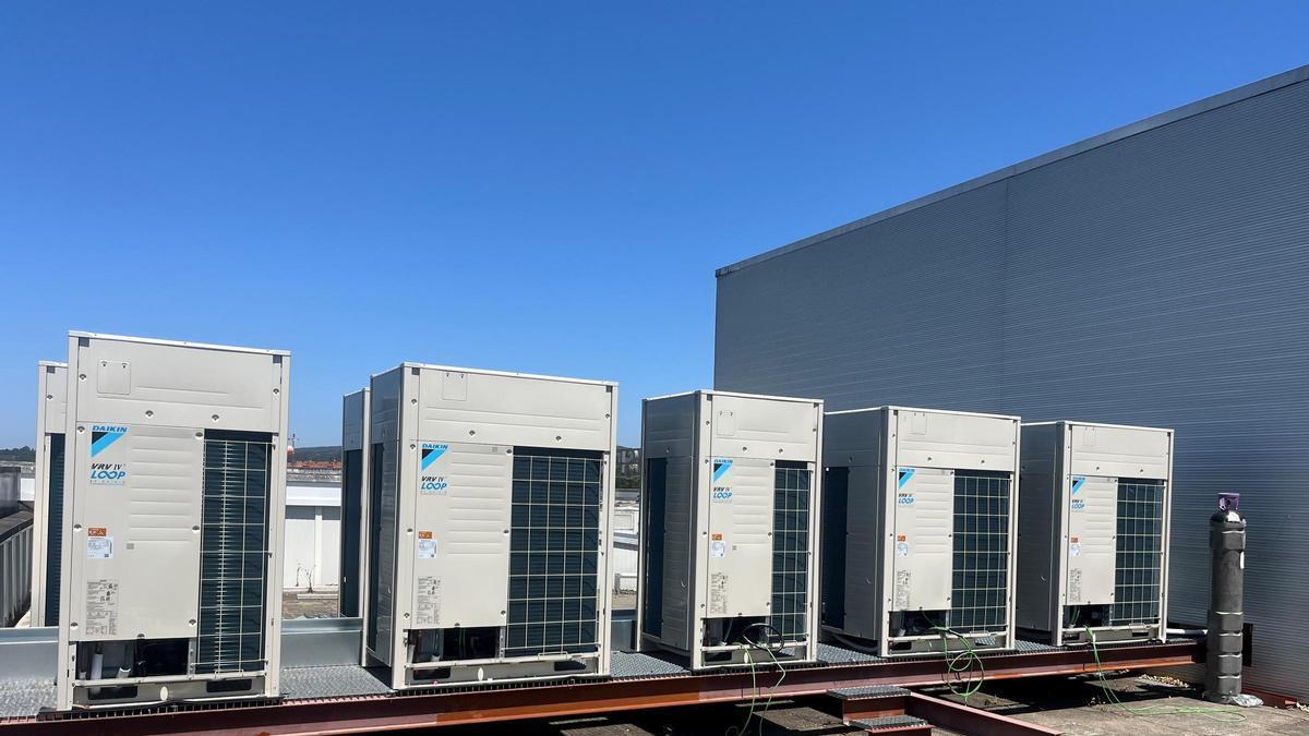 Unidades exteriores de los equipos de climatización instaladas en los tejados del hospital de Conxo.
