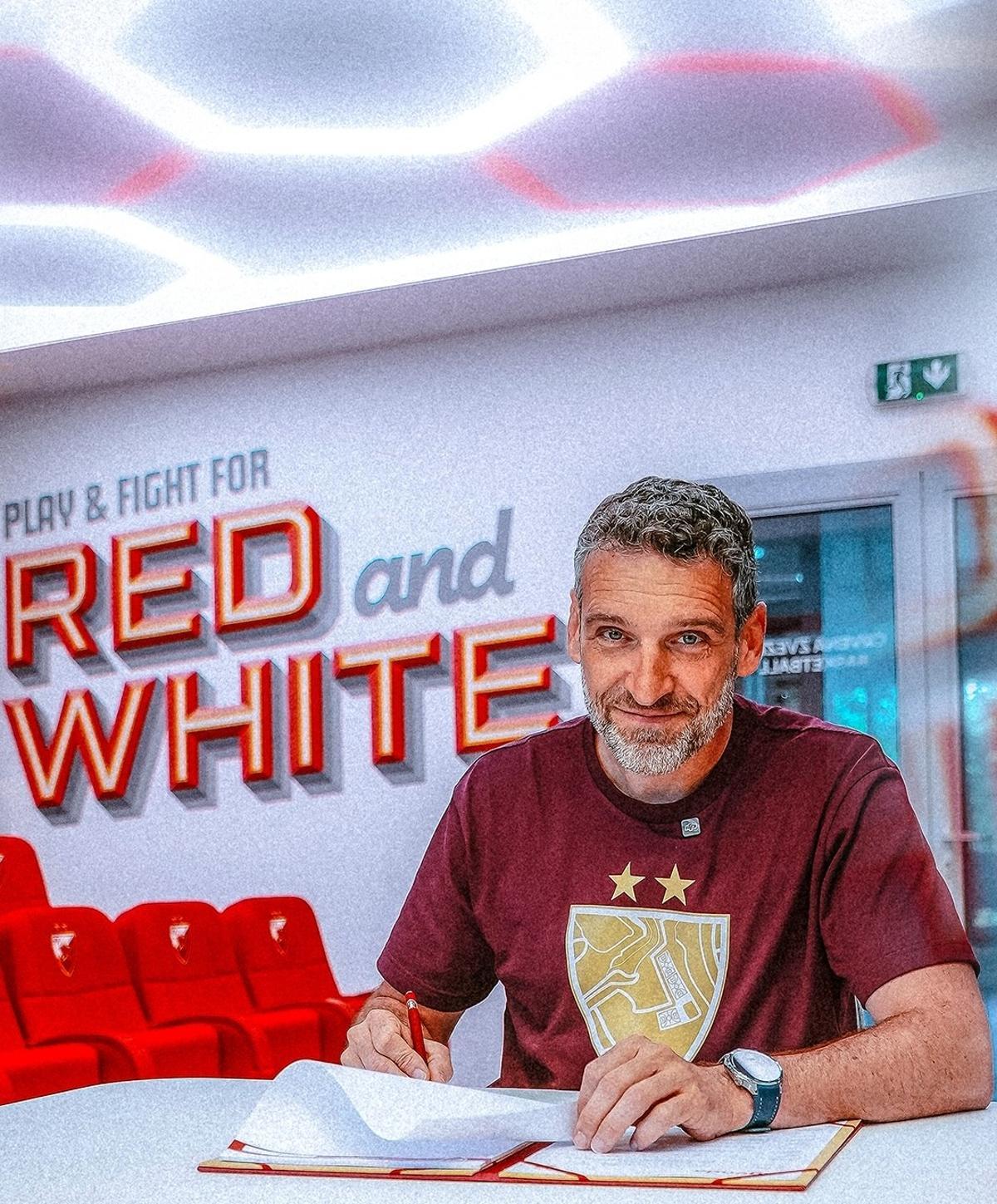 Ibon Navarro firma su contrato.