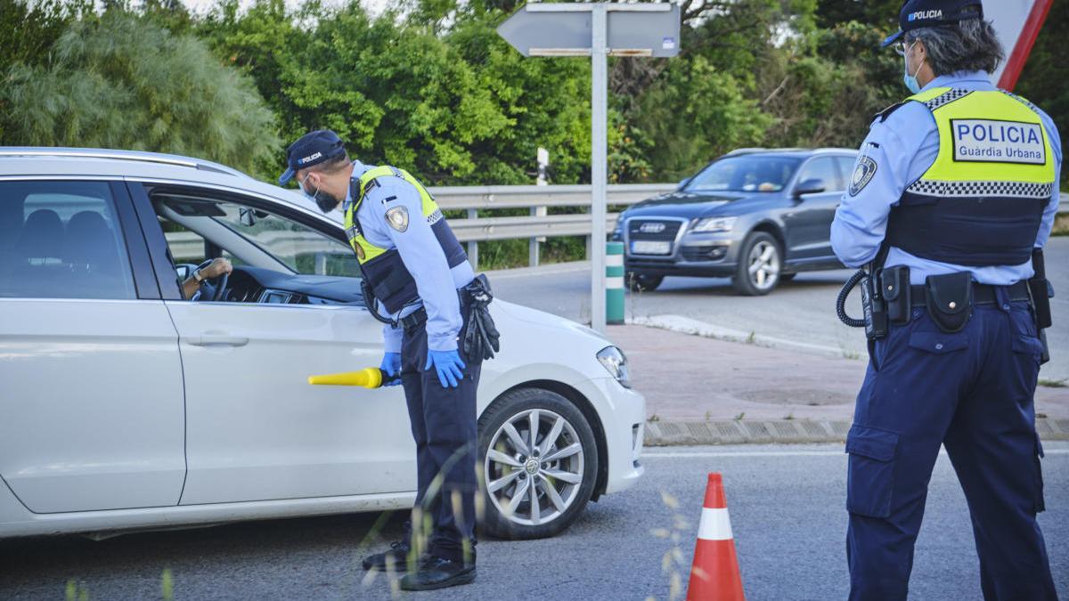 Un control de la Guàrdia Urbana de Figueres durant la fase 0 del confinament.