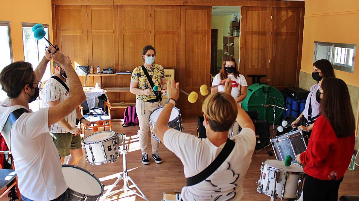 Miembros de la banda As Portelas durante una de las clases de percusión. | A. S.