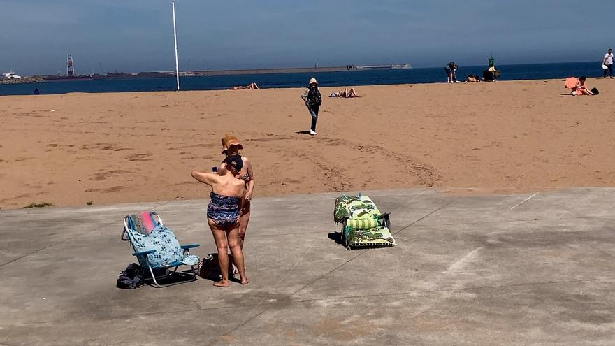 De las heladas de Semana Santa al primer chapuzón en la playa: Asturias se anticipa al verano en pleno mes de abril