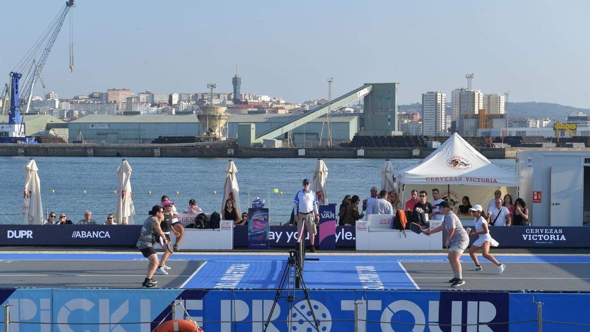 Disputa de un encuentro de pickleball en la plataforma sobre el mar de A Coruña.