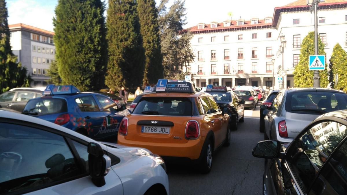 Archivo - Coche de autoescuela, en una imagen de archivo