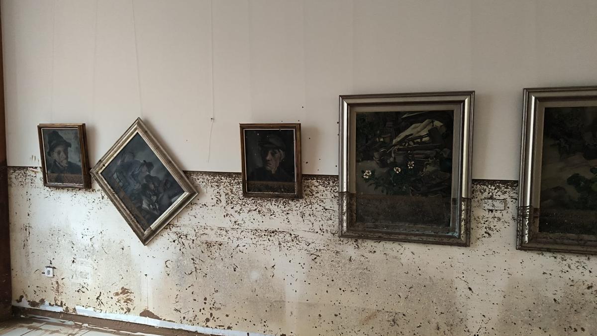 Los cuadros resistieron la dana colgados en la pared.