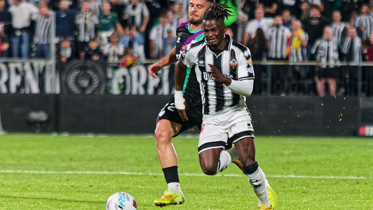 Brian Cipenga acelera y deja atrás a un futbolista del Málaga.