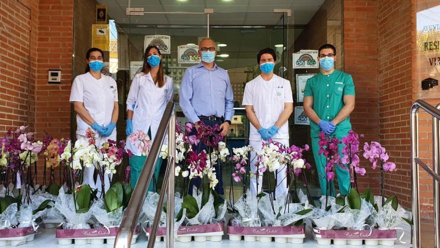 Las mujeres de la residencia Virgen de la Salud de Alcantarilla reciben flores por el Día de la Madre