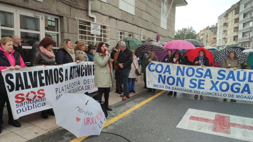 Leticia Santos y Gabriel Ferral (detrás), en la concentración de ayer ante la Casa do Mar.   | // S.Á.