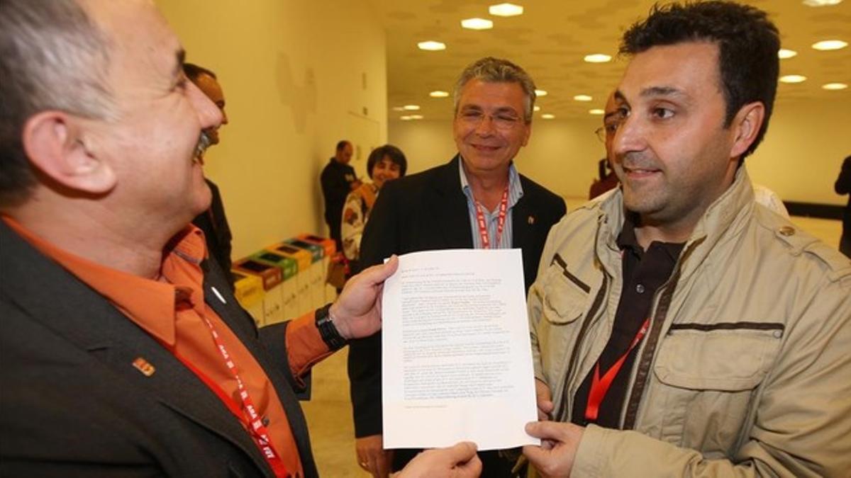 Matías Carnero muestra a Josep Maria Álvarez un documento sobre la adjudicación del Audi Q3 a Martorell en el 2009. 