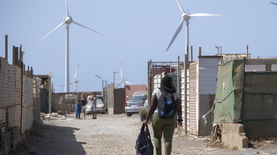 El asentamiento ilegal de Bahía de Formas continúa creciendo un año después de identificar a los residentes