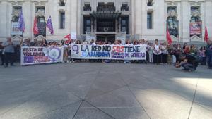 Las trabajadoras reunidas frente al Palacio de Cibeles para demandar a Almeida una mejora del servicio.