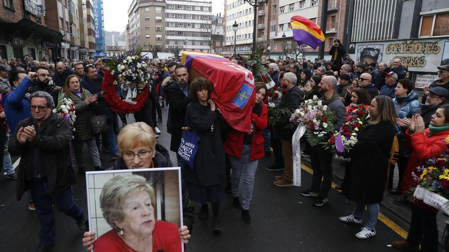 Flores, maíz y golpes de tacón: crónica de la multitudinaria manifestación con la que Langreo despidió a Anita Sirgo