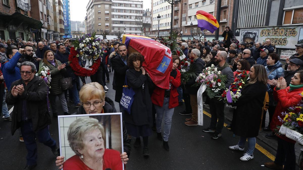 Y el suelo del pozo Fondón tembló a golpe de tacón: así fue el multitudinario adiós a Anita Sirgo